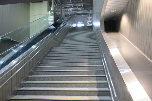 駅構内 ステンレス製 階段手摺
